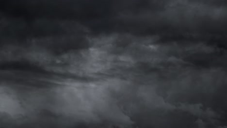 Dunkle-Sturmwolken-Hintergrund-Am-Himmel