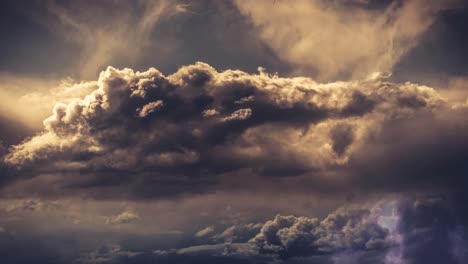 Eine-Ansammlung-Von-Wolken-Und-Blitzeinschlägen-Darin