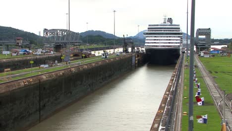 Lapso-De-Tiempo-De-Un-Crucero-Que-Atraviesa-El-Canal-De-Panamá,-Esclusas-De-Miraflores
