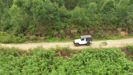 Una-Toma-Aérea-De-Un-Jeep-Todoterreno-En-Kerala