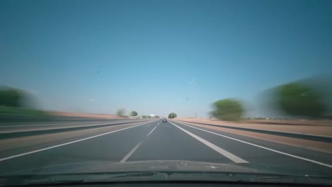 Lapso-De-Tiempo-Conduciendo-En-La-Autopista-Durante-Un-Día-De-Verano