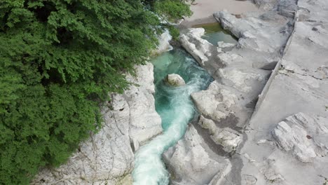 Serio-Fluss-Mit-Seinem-Kristallklaren-Grünen-Wasser,-Bergamo,-Seriana-tal,-Italien