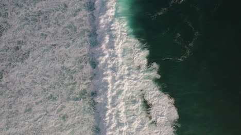 Große-Wellen-Brechen-Zusammen-Und-Erzeugen-Eine-Weiße-Schaumstruktur
