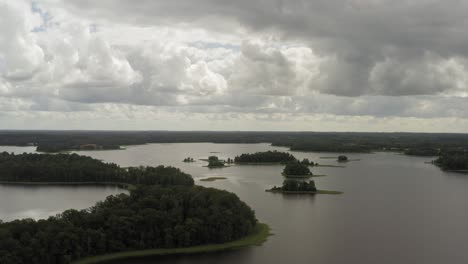 Elevándose-Sobre-Un-Lago-Nublado-Con-Pequeñas-Islas-En-Letonia