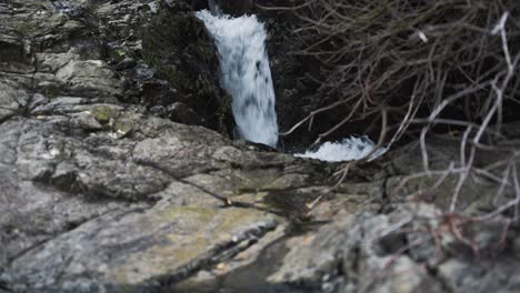 Kleiner-Wasserfall,-Der-Mit-Felsen-Im-Vordergrund-Fließt