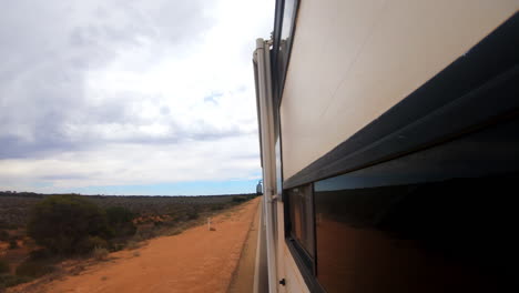 Auf-Der-Linken-Seite-Hängende-Kamera-Während-Der-Fahrt-Auf-Einer-90-Meilen-Langen-Geraden-Straße-In-Australien