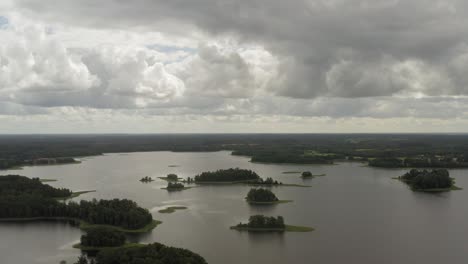Schwenken-Auf-Einem-Großen-Schönen-See-Mit-Inseln-In-Lettland