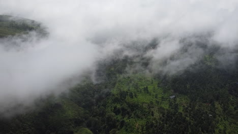 Aerial-Mount-Ringgit,-Ost-Java-Mit-Dichtem-Nebel