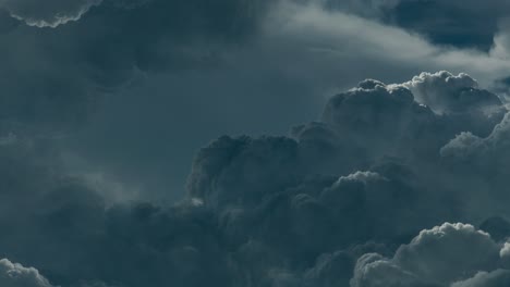 Ansammlung-Dunkler-Wolken,-Begleitet-Von-Blitzeinschlägen