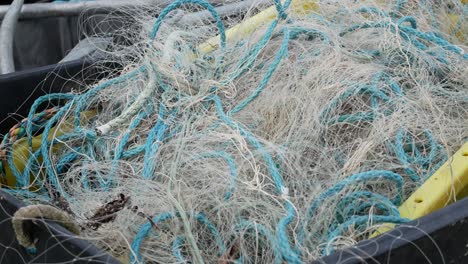 Verworrene-Kiste-Gefüllt-Mit-Fischernetzen,-Maschen-Und-Seilen,-Verpackt-In-Hafenjachtkiste-Dolly-Links