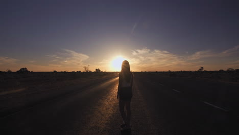 Hintere-Zoomaufnahme-Einer-Frauensilhouette,-Die-Einen-Wunderschönen-Sonnenuntergang-Bei-90-Meilen-Geradeaus-Genießt