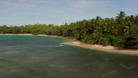 Drone-Disparó-Hacia-Una-Isla-Tropical-En-El-Mentawai