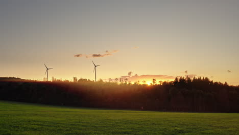 Windkraftanlagen-In-Der-Wunderschönen-Europäischen-Natur-Bei-Sonnenaufgang