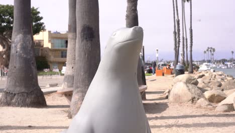 Estatua-De-Foca-En-La-Playa-De-California