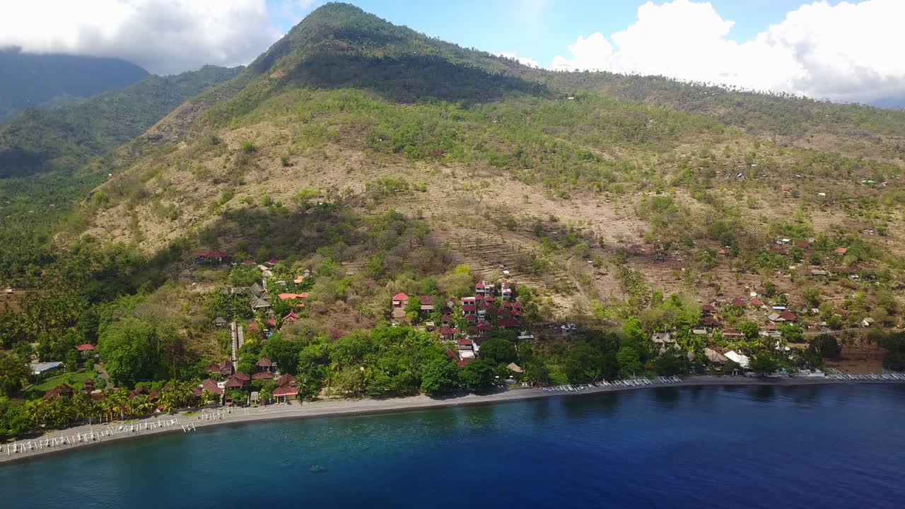 Vídeo de arquivo Premium Foto aérea da bela praia de amed e vulcão ativo destino turístico de