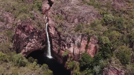 Tall-waterfall-flowing-off-cliff-edge-amongst-Australian-outback