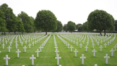 Amplia-Toma-De-Drones-De-Filas-De-Cruces-Blancas-En-El-Cementerio-Y-Memorial-Americano-De-Los-Países-Bajos-En-Margraten,-Holanda