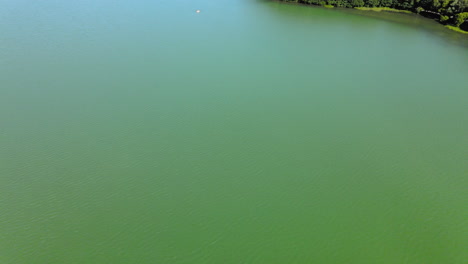 Luftaufnahme-Der-Farbenfrohen-See--Und-Waldlandschaft-Im-Hintergrund-An-Sonnigen-Tagen