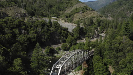 Brücke-Verbindet-Plumas-National-Forest-Kalifornien-Antenne