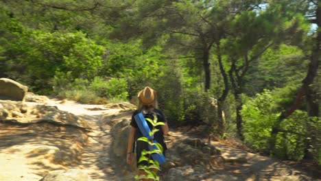 Chica-Caminando-Por-La-Ruta-De-Senderismo-Con-Exuberantes-árboles-Verdes-En-Un-Día-Soleado-En-La-Montaña-Gwanaksan,-Seúl,-Corea-Del-Sur