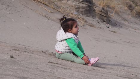 Zwei-Jahre-Altes-Mädchen,-Das-Auf-Dem-Sand-Spielt,-Zeitlupe