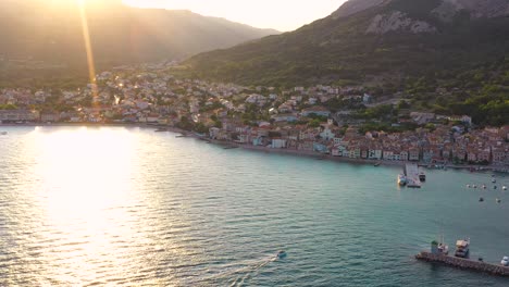 Atemberaubender-Sonnenuntergang-über-Dem-Ferienort-Und-Dem-Hafen-Von-Baska-Auf-Der-Insel-Krk-In-Kroatien