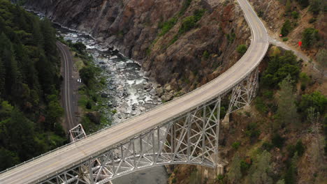 Luftüberführung-Der-Beiden-Pulga-Brücken,-Die-Den-North-Fork-Feather-River-überqueren