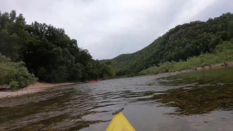 Kayak-Pequeño-Rápido-En-El-Río-Nacional-De-Buffalo-En-Arkansas,-EE.UU.