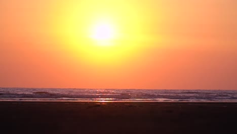 Wunderschöner-Sonnenuntergang-Am-Arabischen-Meerstrand-Mit-Glitzernden-Entspannenden-Wellen