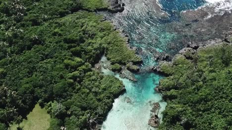Vanuatu-Inseldorf-In-Der-Nähe-Der-Blauen-Lagune-Und-Des-Atemberaubenden-Felsenstrandes