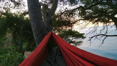 Reisender-Beobachten-Morgens-Mediterranes-Paradies-Sonnenaufgang-Von-Der-Hängematte-Kontakt-Natur-Urlaub-Camping-Friedlich-Abenteuer-Mittelaufnahme