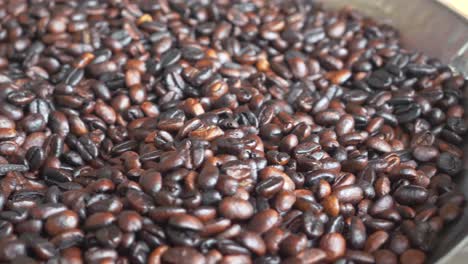 Nahaufnahme-Der-Kaffeebohnen-Nach-Dem-Rösten-Mit-Geringer-Fokusverschiebung,-Um-Die-Kaffeequalität-Zu-Zeigen