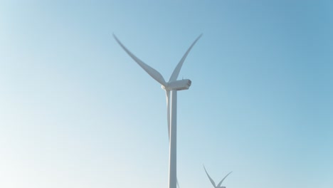 Windmühle-Gegen-Blauen-Himmel.-Langsamer-Dolly-Aus-Der-Luft-Nach-Links