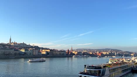 Herrlicher-Blick-über-Die-Donau-Im-Zentrum-Von-Budapest-In-Richtung-Der-Fischerbastei