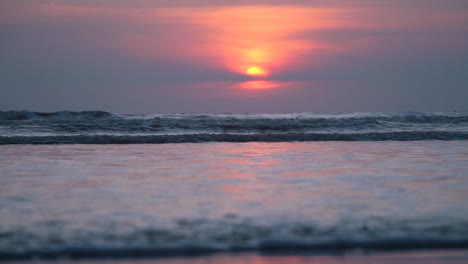 Entspannende-Wellen,-Die-Den-Horizont-Am-Strand-Berühren,-Lila-Himmel,-Goldene-Sonne,-Farbenfroher-Romantischer-Sommersonnenuntergang-Am-Strand,-Indischer-Strand