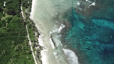 Volando-Alto-Sobre-Vanuatu-Enfate-Mar-Playa-Azul-Verde-Océano-Agua-Chocando-Contra-La-Costa-Llena-De-árboles