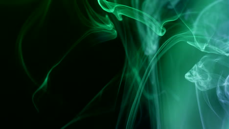 Sich-Langsam-Bewegender-Grüner-Rauch-Driftet-In-Verschiedene-Richtungen-Auf-Einem-Schwarzen-Hintergrund