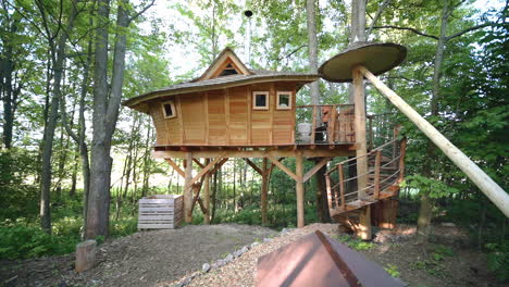 Zoom-out-FHD-shot-of-a-luxurious-wooden-tree-house-accommodation-at-an-outdoor-campsite-in-a-forest-in-Dolní-Morava,-Czech-Republic