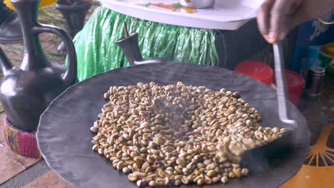 Bunna-Shop,-O-Cafeterías-En-Etiopía-Muy-Simples-Y-Con-Formas-Tradicionales,-Esta-Foto-Cuando-Comienza-A-Tostar-Los-Granos-Para-Preparar-Las-Bebidas