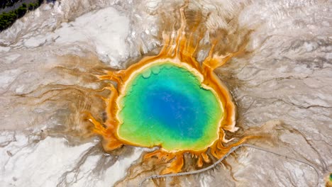 Aerial-4K-footage-of-Grand-Prismatic-Spring-in-Yellowstone-National-Park,-Wyoming,-USA