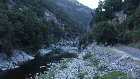 Luftiges,-Felsiges-Flussbett-Mit-Langsam-Fließendem-Strom-Im-Tal-Des-Plumas-National-Forest