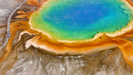 Imágenes-Aéreas-De-4k-De-La-Gran-Primavera-Prismática-En-El-Parque-Nacional-De-Yellowstone,-Wyoming,-Estados-Unidos