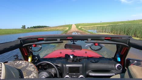 Pov-Conduciendo-En-Un-Camino-De-Grava-Inundado-En-La-Zona-Rural-De-Dakota-Del-Sur