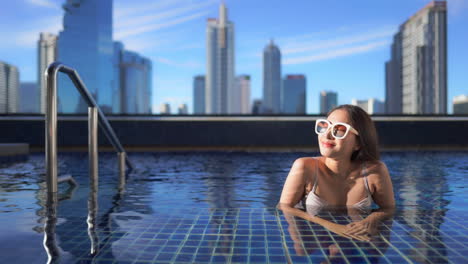 Glückliches-Sexy-Asiatisches-Modell,-Das-Am-Pool-In-Bangkok-Sich-Entspannt