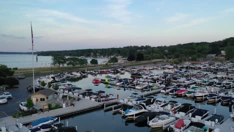 Drone-shot-of-marina-filled-with-boats-on-Lake-Geneva,-Wisconsin