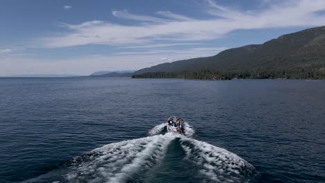 Tourists-on-a-boating-adventure-on-Flathead-Lake,-Kalispell,-Montana---aerial