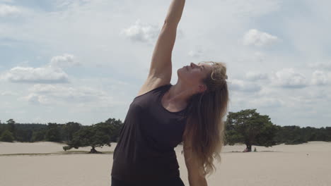 Attraktive-Frau,-Die-Bei-Yoga-Übungen-Den-Himmel-Erreicht