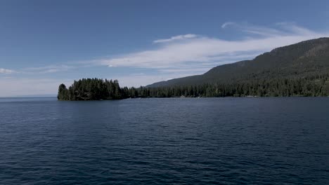 Malerische-Landschaft-Des-Flathead-Lake-Mit-Den-Immergrünen-Nadelbergen-In-Der-Nähe-Von-Kalispell,-Montana,-Usa