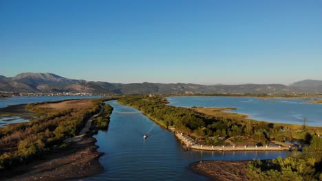 Laguna-De-Pesca-Con-Canal-Donde-El-Agua-De-Mar-Entra-En-Marismas-Con-Juncos-Y-Hierba-En-Kune,-Albania
