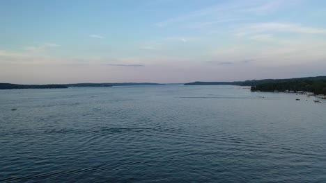 Schwebende-Luftaufnahme-Des-Genfer-Sees,-Wisconsin-Mit-Einer-Wunderschönen-Blauen-Und-Violetten-Skyline